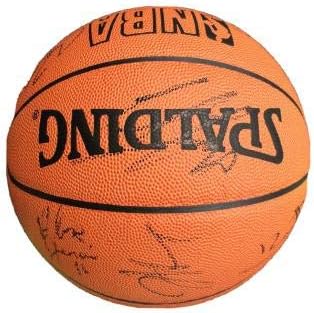 קבוצת סן אנטוניו ספרס 2005 חתמה על משחק רשמי כדורסל JSA - כדורסלן עם חתימה