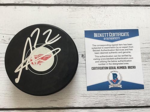 Andreas Athansiou חתמה על דטרויט כנפיים אדומות פאק בקט באס COA חתימה B - חתימה NHL Pucks