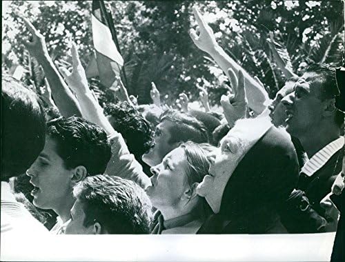 תצלום וינטג 'של אנשים התאספו והדגים את סימן השלום במהלך המלחמה האלג'ירית