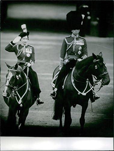 תצלום וינטג 'של המלכה אליזבת השנייה מצדיק את הצדעה של גדודי משמר הבית במהלך טקס הצבעון בלונדון. 1965