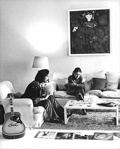 תצלום וינטג 'של שחנז מאיראן וחוסרו ג'הנבני יושבים בסלון.