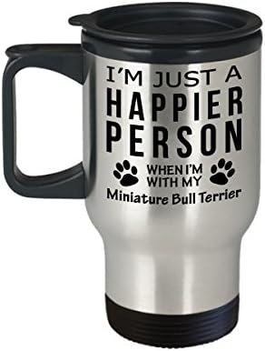 חובב כלבים טיול ספל קפה - אדם מאושר יותר עם מטרי שור מיניאטוריים - מתנות הצלה בעלים