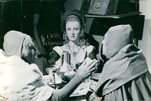 תצלום וינטג 'של ברברה בוש נראית עם נשים בסרט.