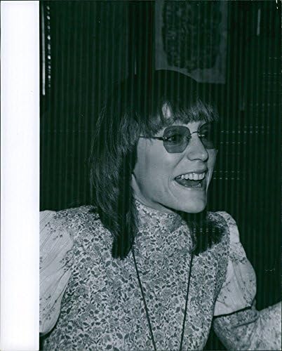 תצלום וינטג 'של קרוליין קארי ​​סנודגרס מחייך, 1971.